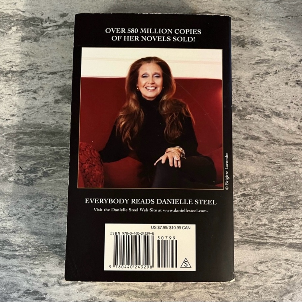 3 novel bundle: Outlander, Rogue and Grey. - Picture 8 of 13